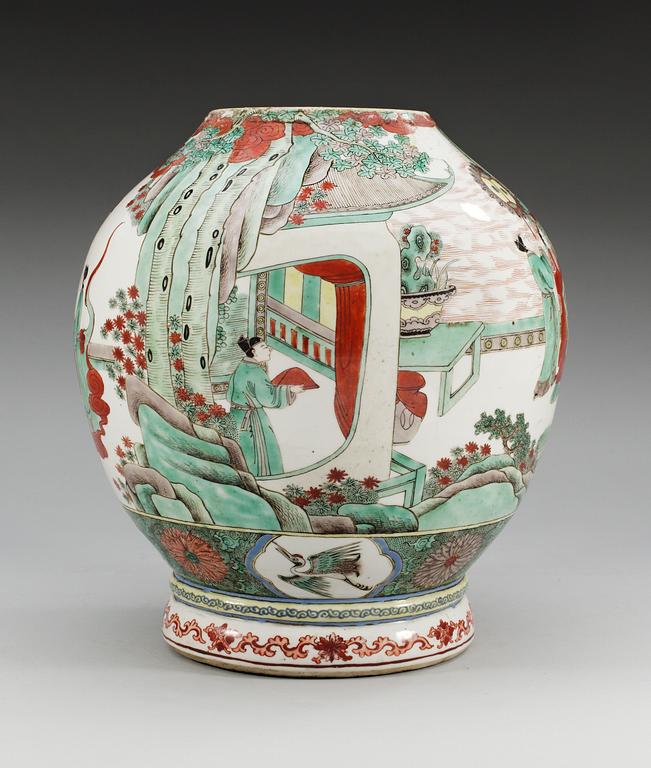 A famille verte vase, Qing dynasty (1644-1912), with Hong Wu´s six character Ming mark.