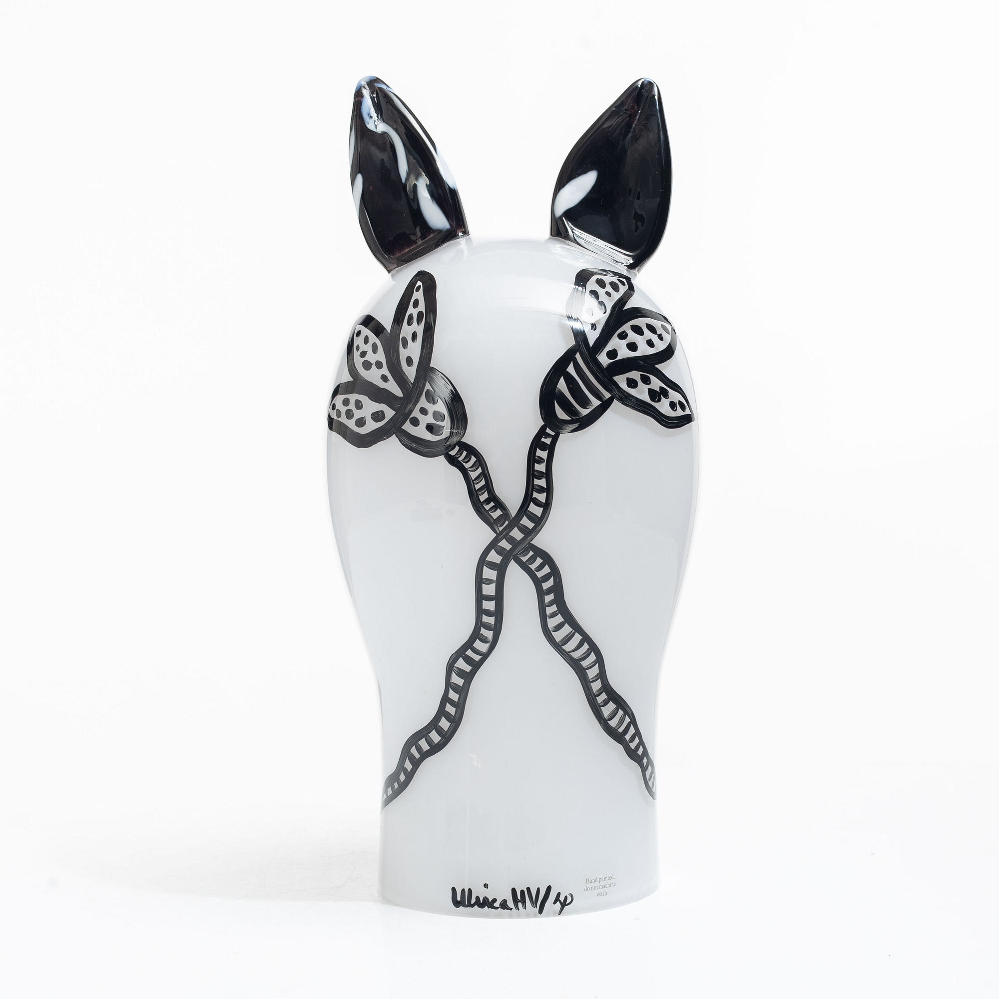 Ulrica Hydman-Vallien, Figurine, signed Kosta Boda. Late 20th century.