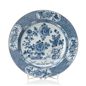 870. A blue and white dish, Qing dynasty, Qianlong (1736-95).