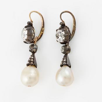 A pair of earrings in 14K gold and silver set with old-cut diamonds and drop-shaped pearls.