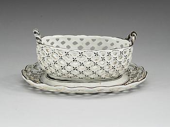 GALLERKORG med FAT, fajans. 1700-tal. Marieberg, daterad 5/6 resp. 6/6 (17)71.