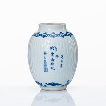 A blue and white tea caddy, Qing dynasty, Kangxi (1662-1722).