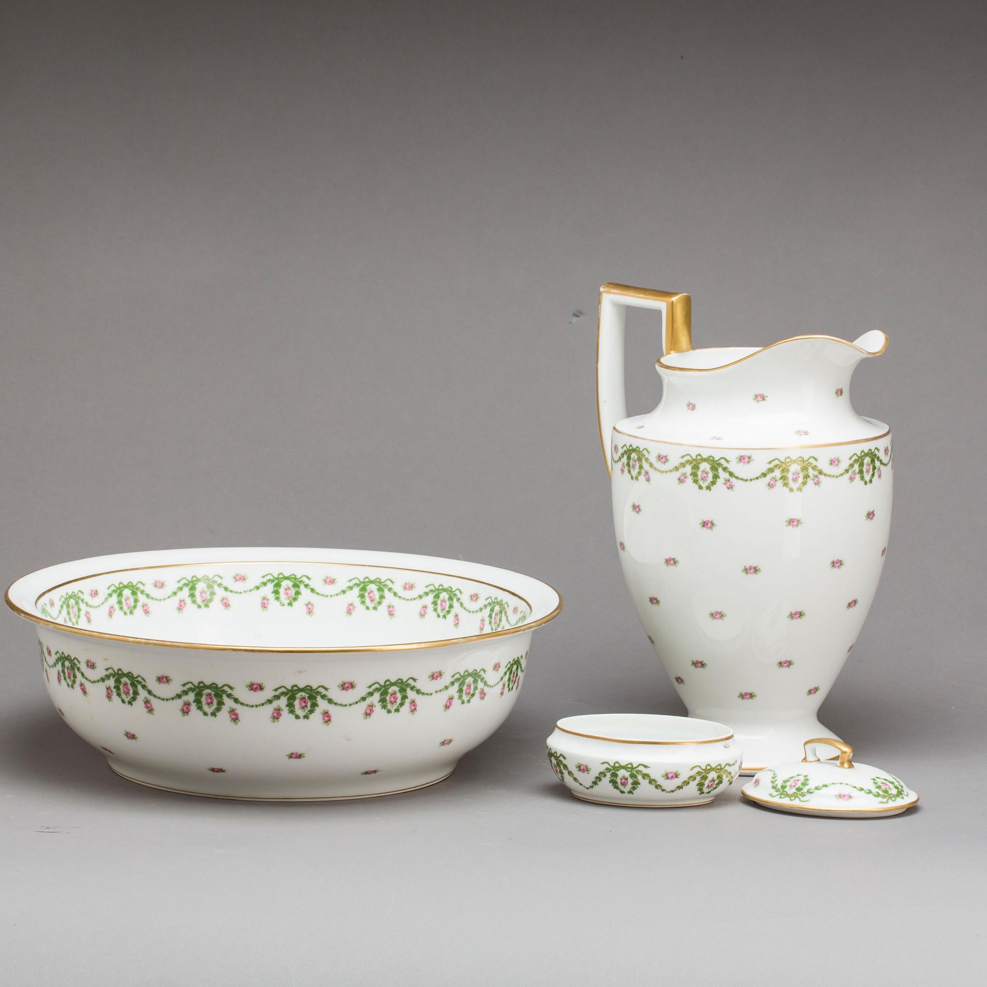 TVÄTTSERVIS, 3 dlr, tidigt 1900-tal, en del märkt Limoges, porslin.