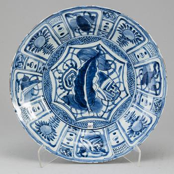 A bleu and white kraakdish, Ming dynasty, Wanli (1572-1620.