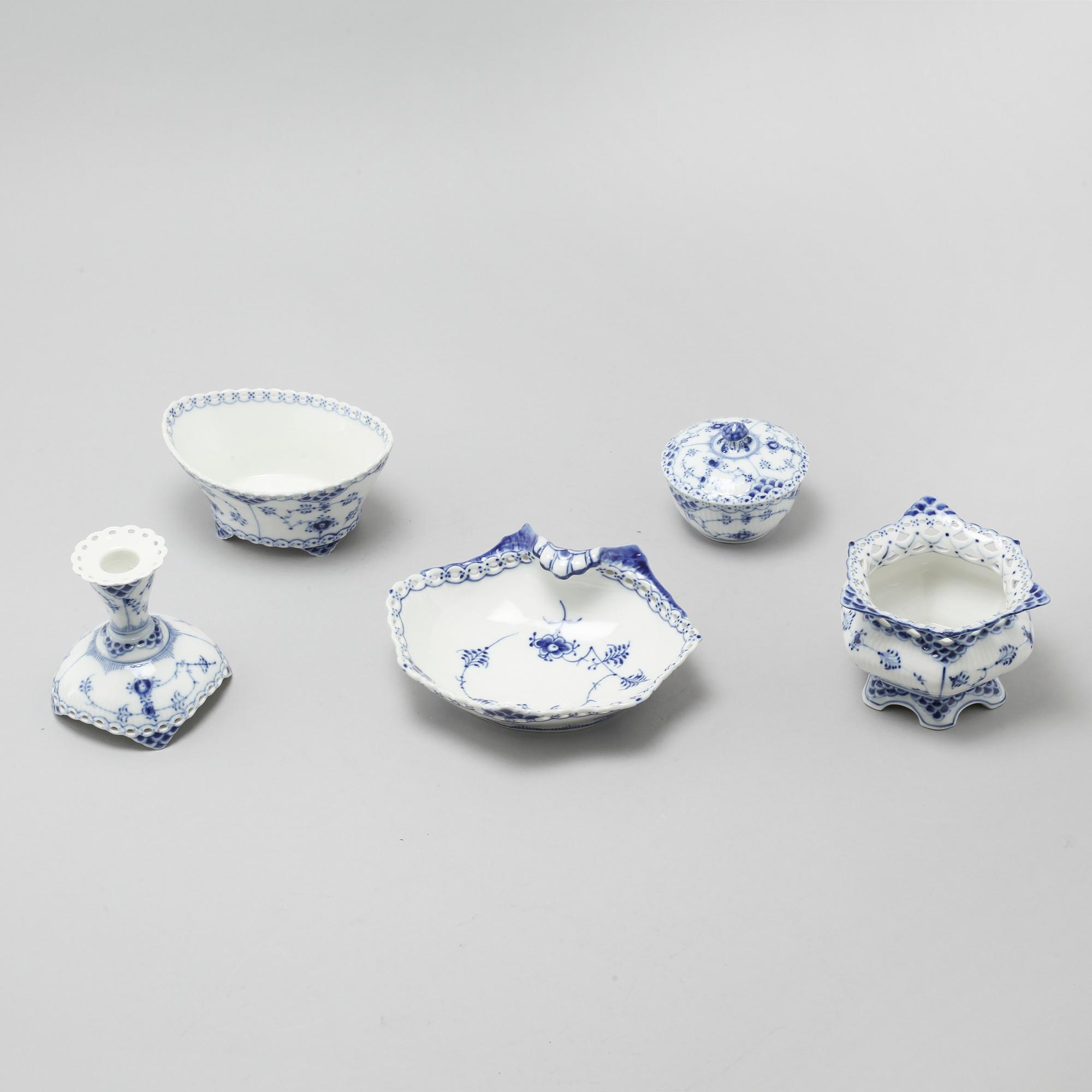 64 pieces of porcelain tableware from Royal Copenhagen, model "Musselmalet", 20th century.