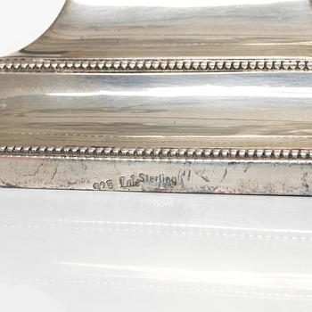 Kandelabrar, ett par, sterlingsilver, Louis XVI-stil, Lale Silverware & Co Ltd, Istanbul, Turkiet, 1900-tal.