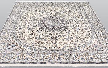 A part silk Nain carpet, so-called 9 LAA, approx. 197 x 195 cm.