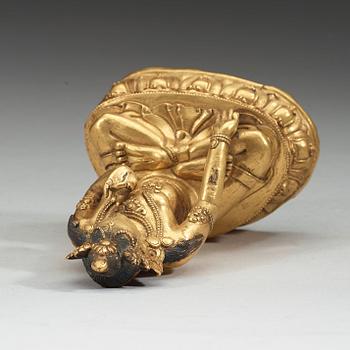 FIGURIN, delvis förgylld och bemålad brons.  Sino-tibetansk 1700-tal.