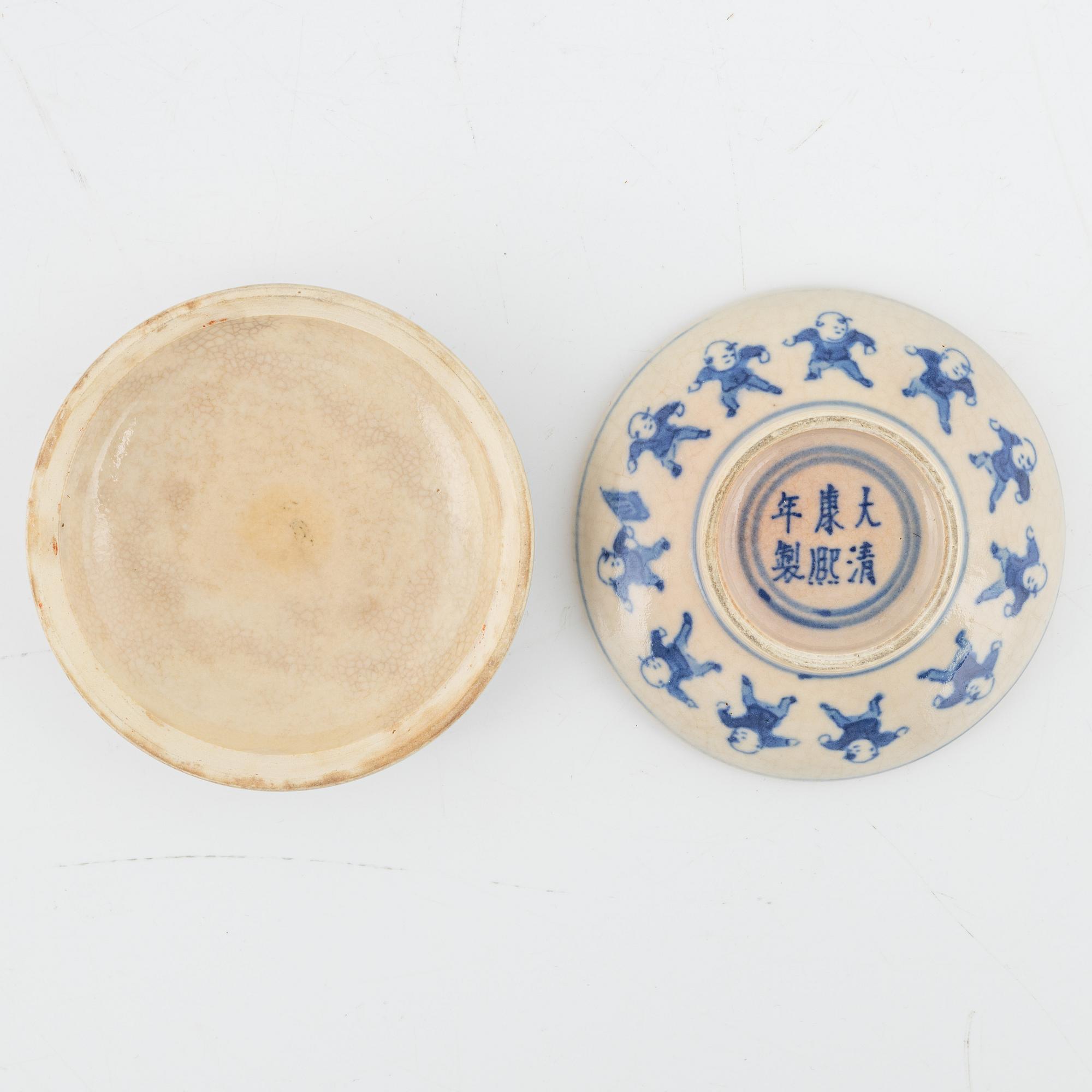 Ask med lock, två stycken, tedosa, samt vas, porslin. Kina, 1700/1900-tal.