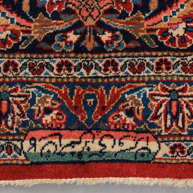 A carpet, semi-antique Kashan, ca 428,5 x 323,5 cm.