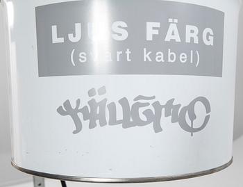 Fredrik Wretman, bordslampa "Ljus färg (svart kabel)", numrerad 48/360 Källemo.