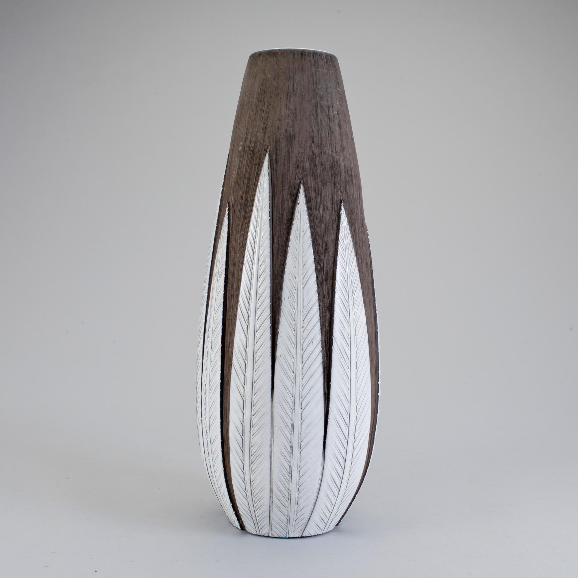 GOLVVAS, stengods, "Paprika", Anna-Lisa Thomson, Upsala Ekeby, i produktion 1951-1969.