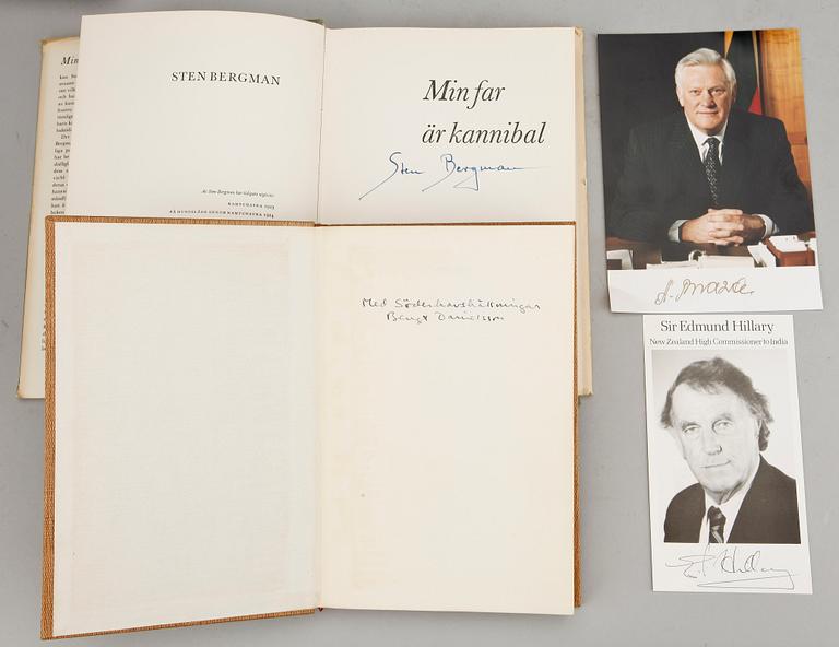 AUTOGRAFER PÅ FOTO SAMT I BÖCKER, 4 st, bla Sir Edmund Hillary. Egenhändiga.