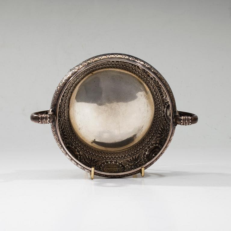 SKÅL, silver, Edward, John & William Barnard, London 1873. Vikt ca 296 g.