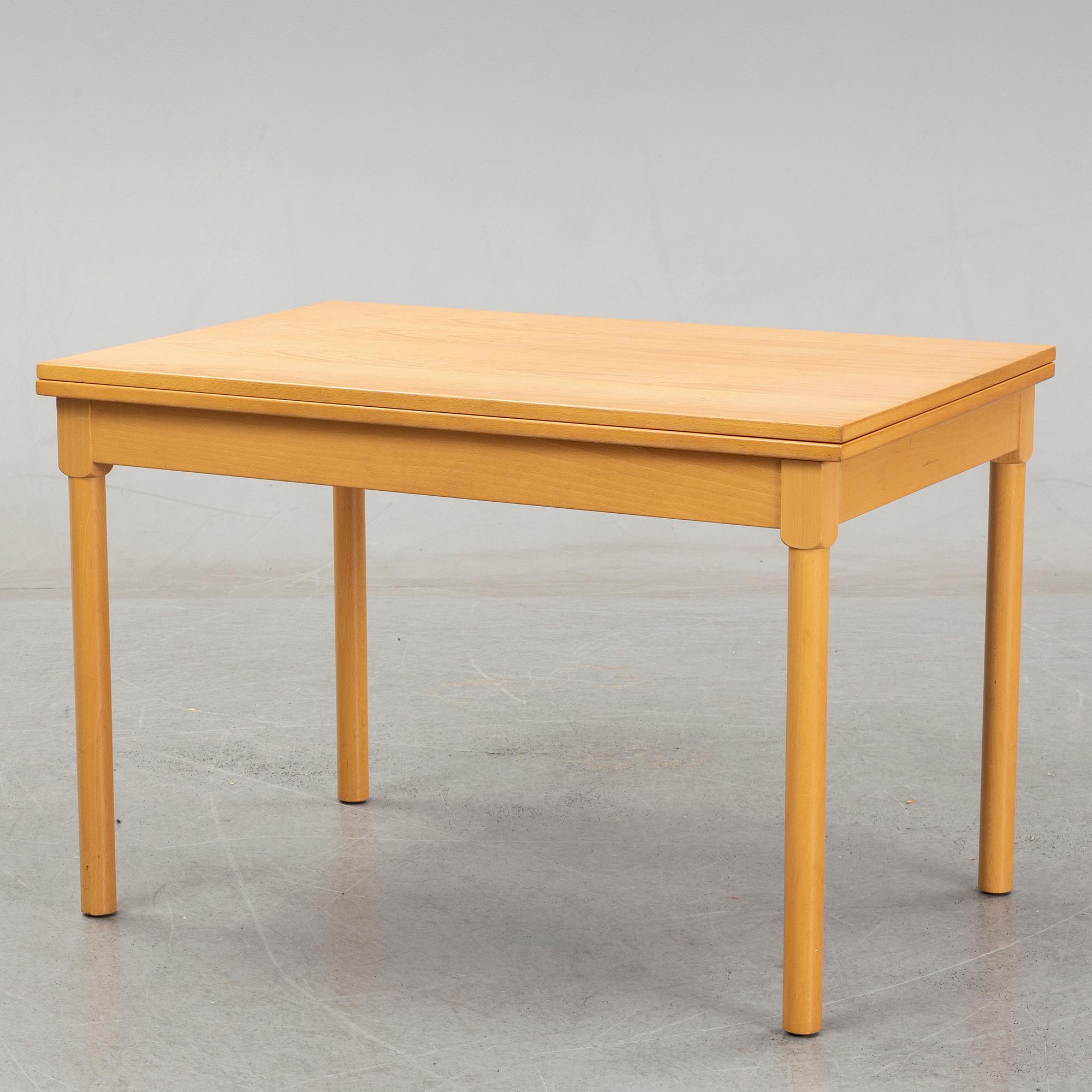 A beech folding model 4500 coffee table by Børge Mogensen for