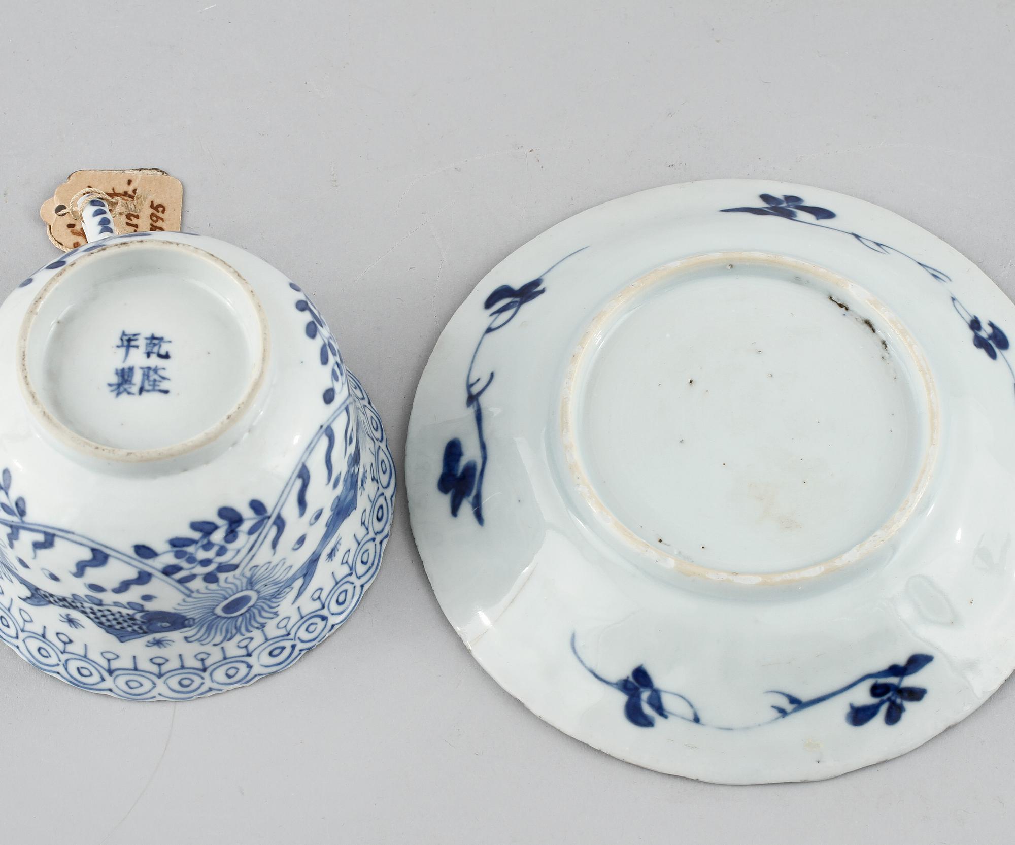 FIGURIN, nefrit, orientalisk, 1900-tal samt KOPP och FAT, Kina, 1700/1800-tal.