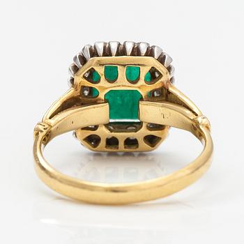 An 18K gold ring with diamonds ca. 0.21 ct and an emerald.