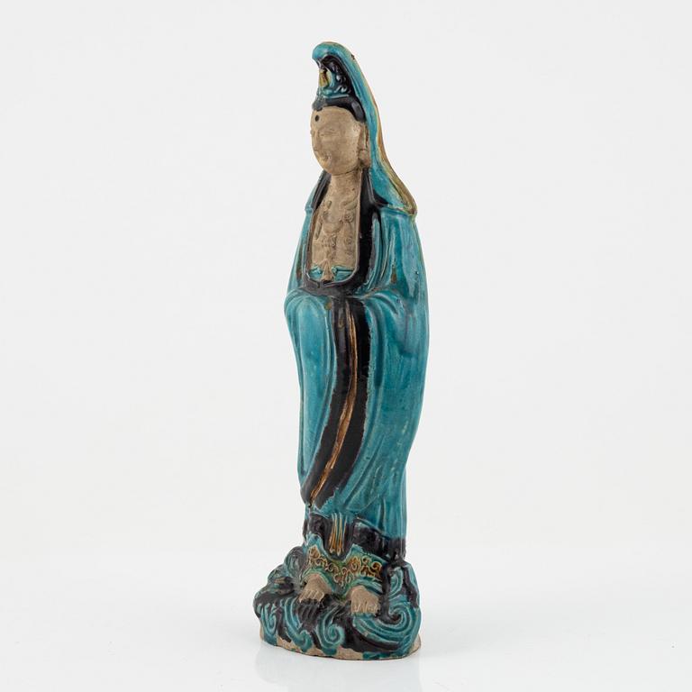 An earthenware Guanyin figurine, Qing dynasty, 19th century.