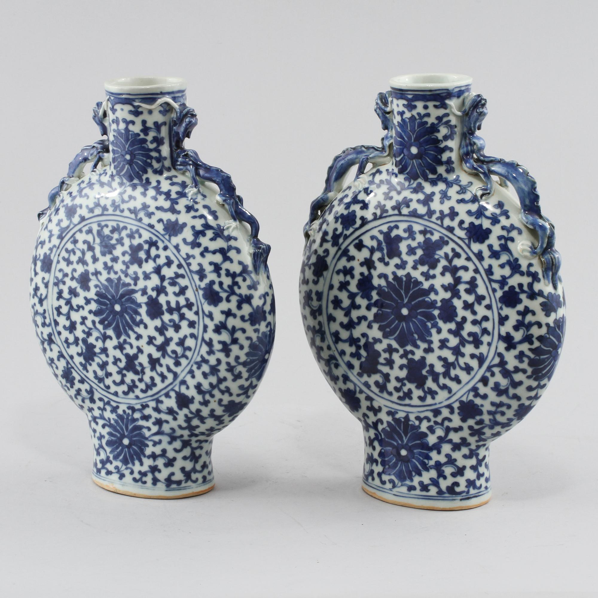 PILGRIMSKRUS, ett par, porslin, Kina, 1800-tal.