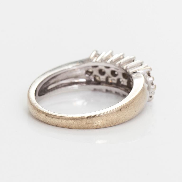 Ring, briljantslipade diamanter, 18K vitguld, England.