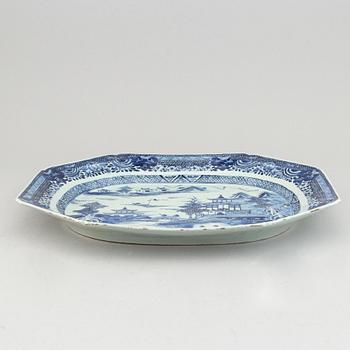 A blue and white serving dish, Qing dynasty, Qianlong (1736-95).