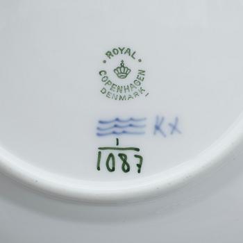 DELAR TILL SERVIS, 38 delar, porslin, "Musselmalet", Royal Copenhagen.