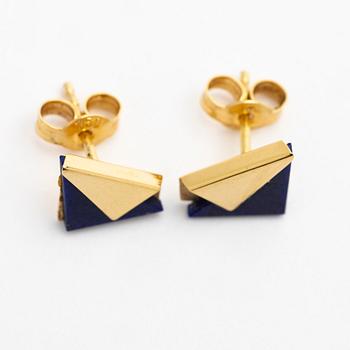 A pair of 18K gold and lapis lazuli earrings.