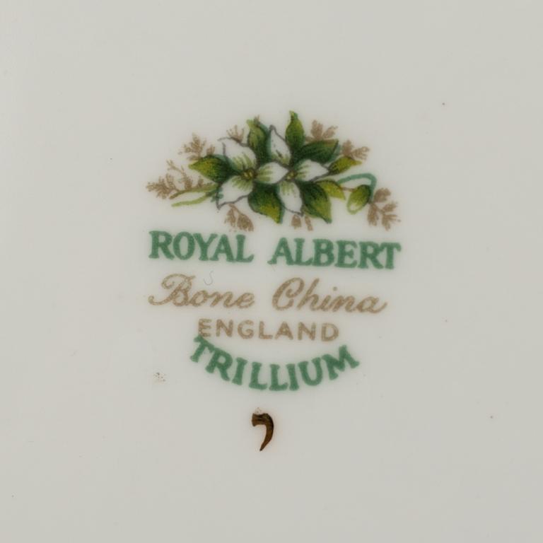 KAFFESERVIS, 29 delar, benporslin, "Trillium", Royal Albert, England, 1900-talets mitt.