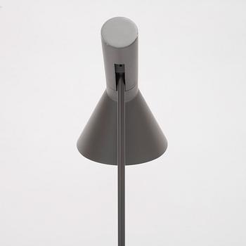 Arne Jacobsen, golvlampa, "AJ", Louis Poulsen, Danmark.