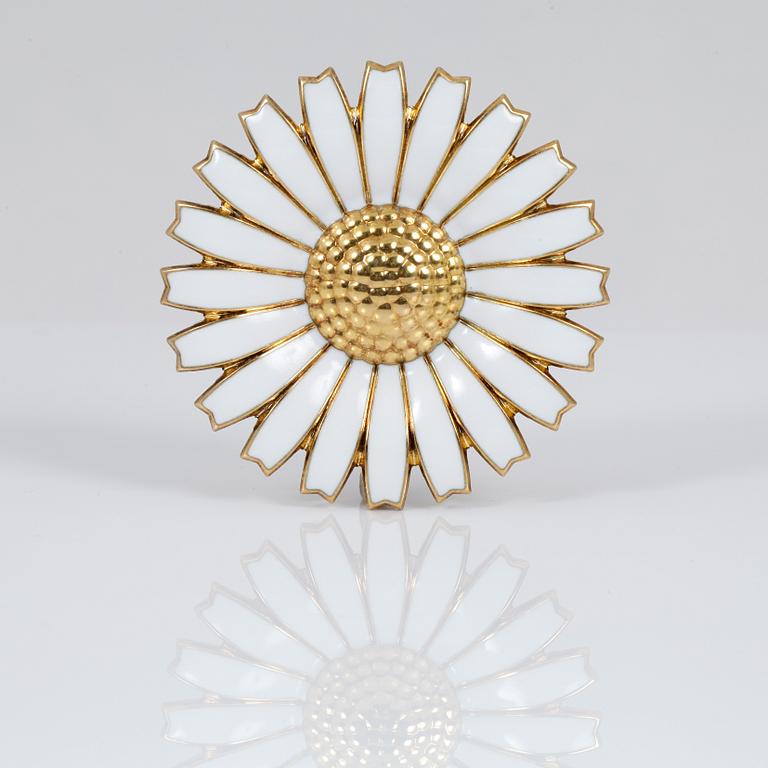 BROSCH, sterlingsilver samt vit emalj, "Daisy", Georg Jensen, Danmark. Tot vikt ca 16 gram.