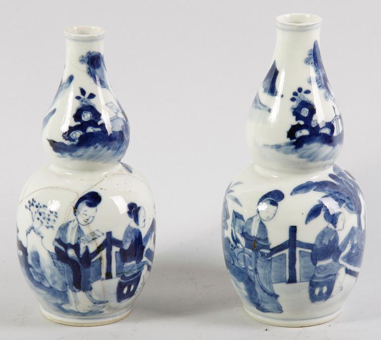 VASER, ett par. Porslin. Kina, Kangxi-stil.