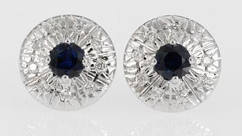 659. ÖRHÄNGEN, blå safirer med små briljantslipade diamanter, tot. 0.34 ct.