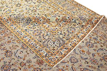 A Kashan carpet, c. 420 x 305 cm.