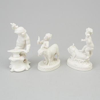 A set of three porcelain figurines, among others Rudolstadt, around 1900.