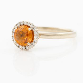 Ring 14K gold with citrine and brilliant-cut diamonds.