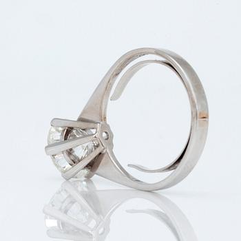 RING med briljantslipad diamant 2.33ct. Kvalitet G/VS2 enligt certifikat.