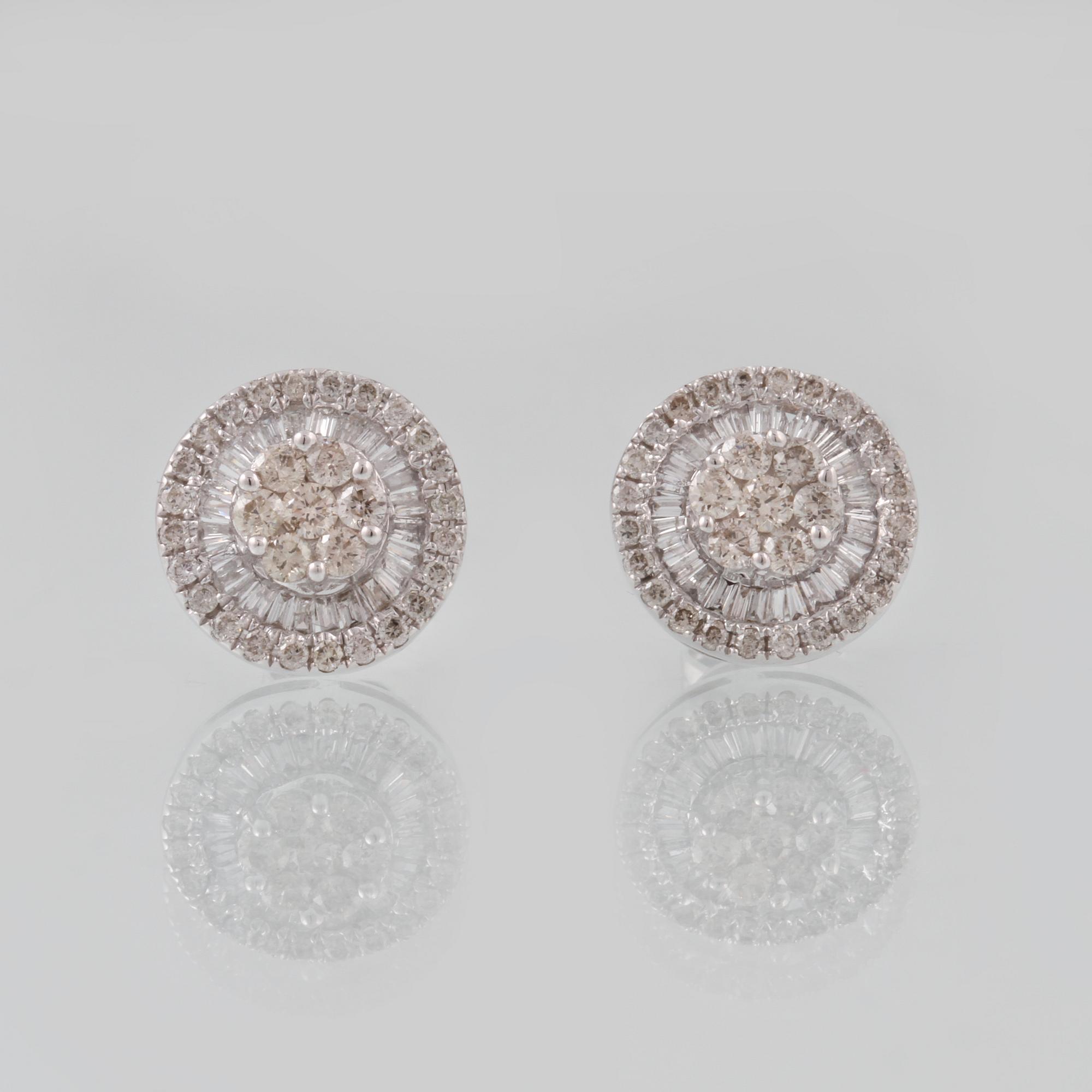 ÖRHÄNGEN, 18K vitguld med briljant och baguetteslipade diamanter ca 0.87 ct. Vikt 2,7 gram.