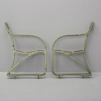 FOLKE BENSOW, a pair of cast iron sides for a garden sofa, Näfveqvarns bruk, first half of the 20th century.