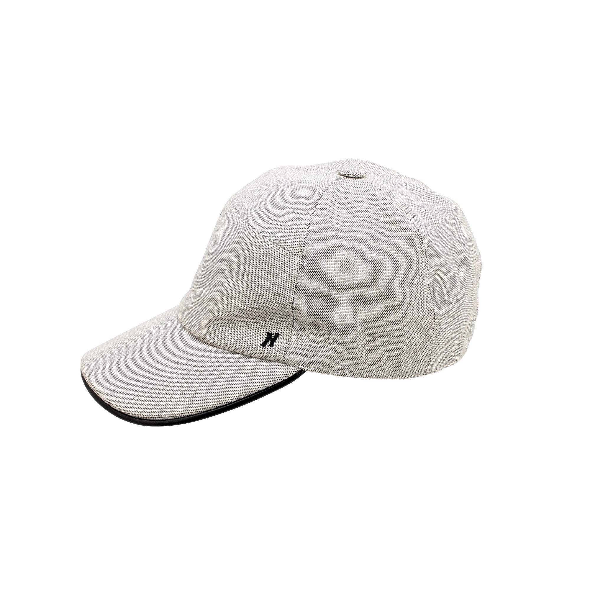 HERMÈS, a grey hat.