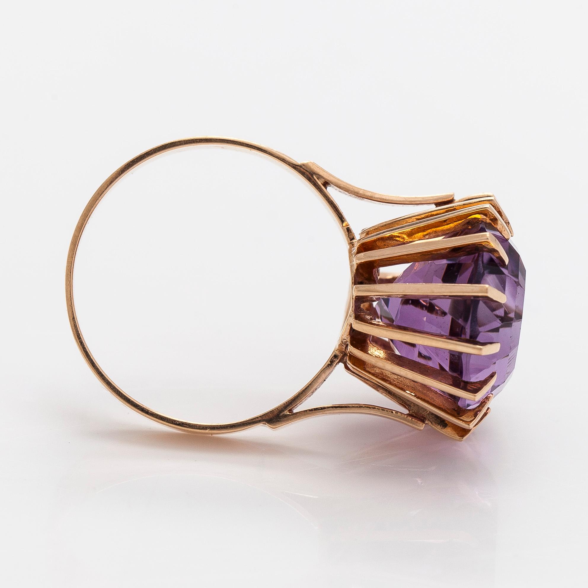 Ring, fasettslipad ametist, 14K guld, Helsingfors.