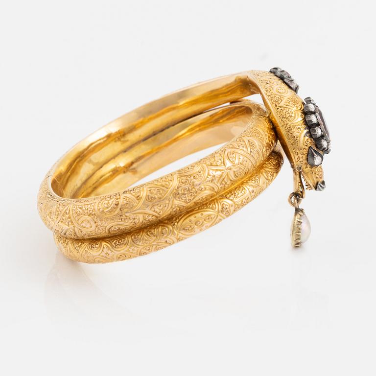 Armband 14K guld med rosenslipade diamanter, röda stenar och en pärla.