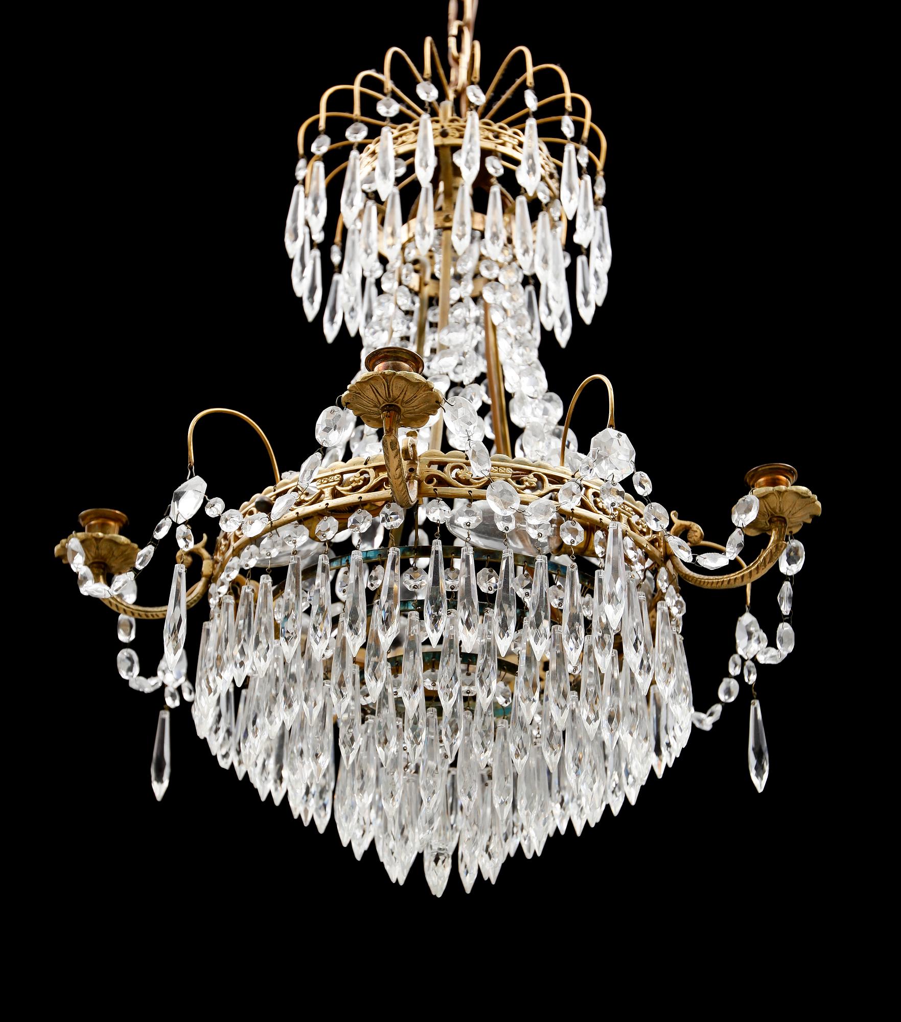 LJUSKRONA, gustaviansk stil, 1900-talets andra hälft. Höjd 57 cm.