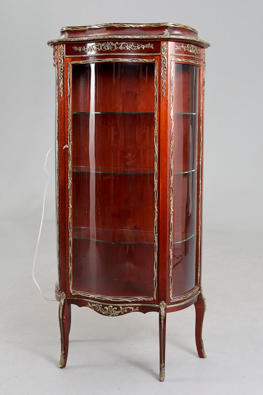VITRINSKÅP, Louis XV-stil, 1900-tal.
