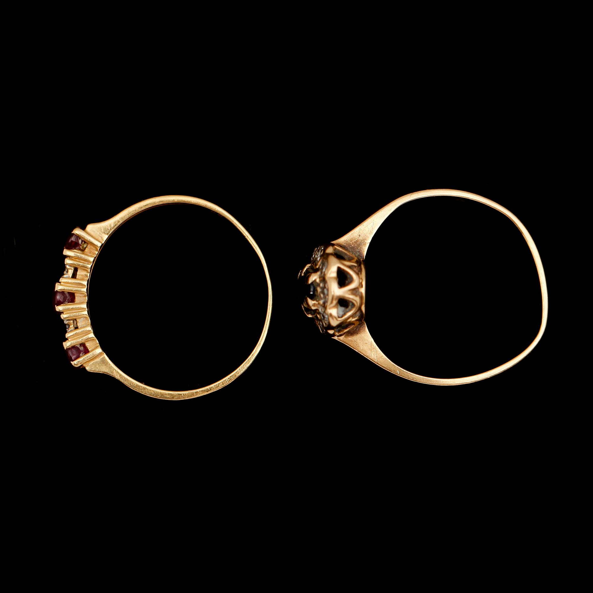 RINGAR, 2 st, 18 k guld, med safir, rubiner samt briljanter. Tot vikt ca 4 g.