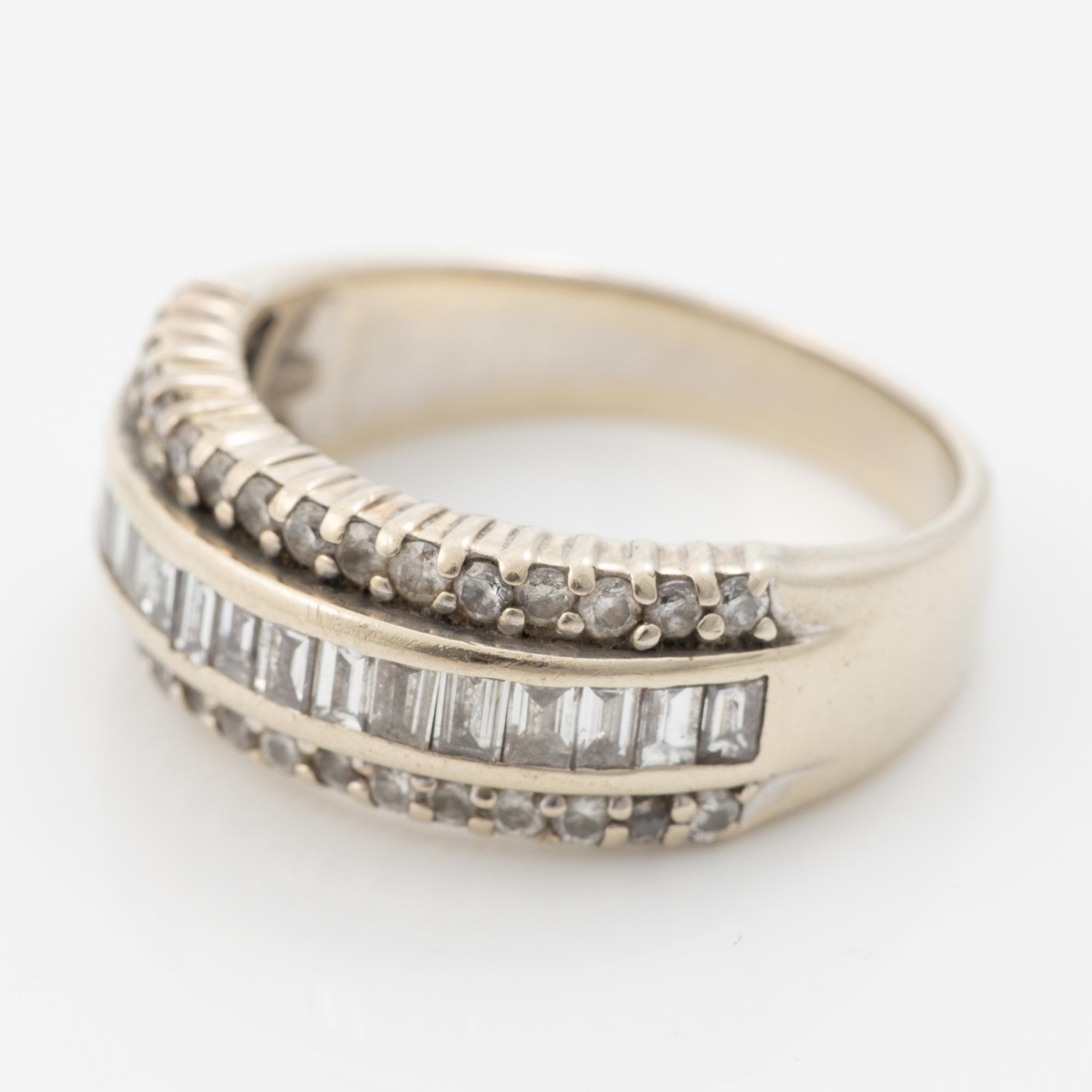Ring, 18K white gold with brilliant-cut diamonds and baguette-cut diamonds.