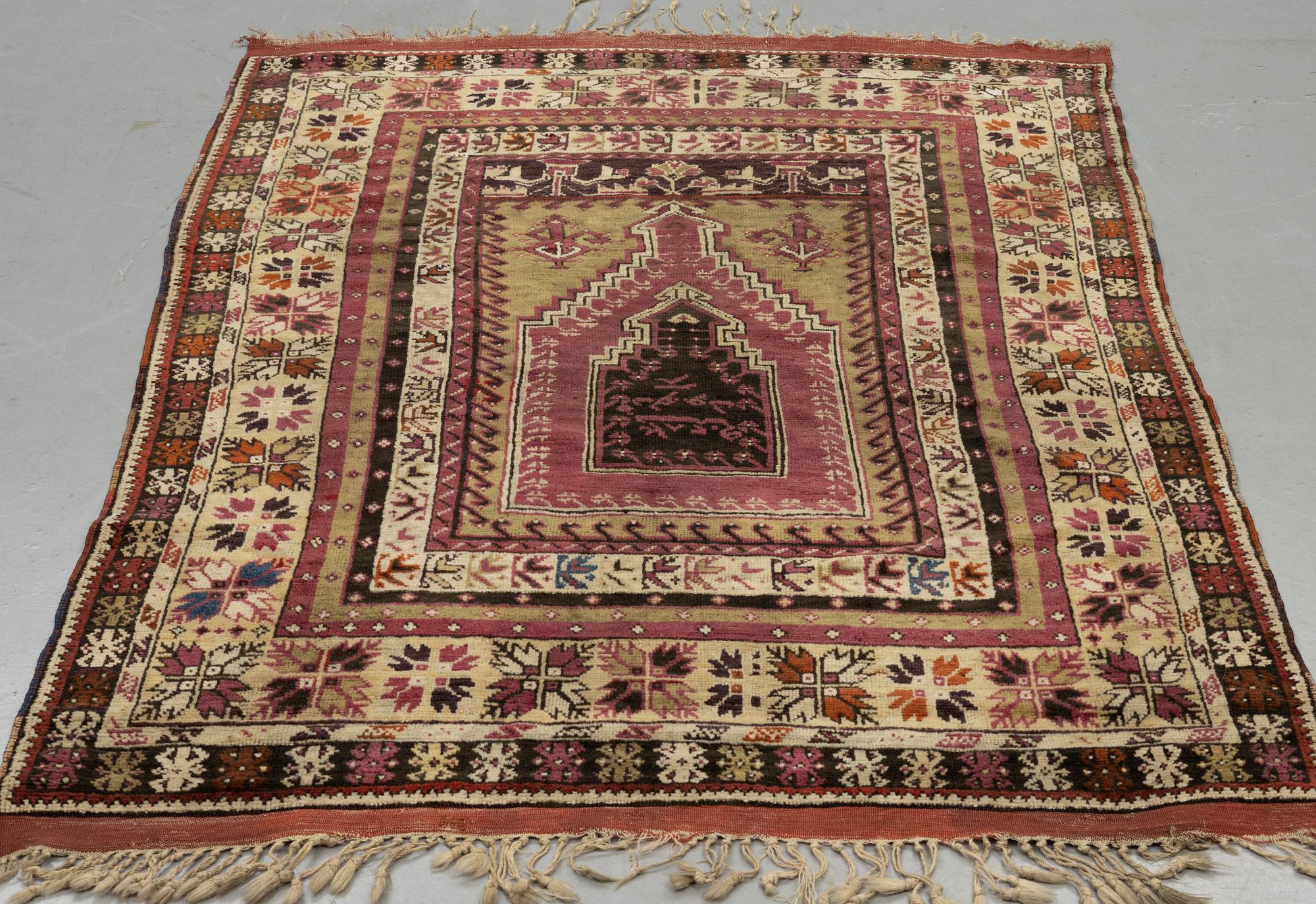 Matta, antik Avanos, ca 180 x 136 cm (samt 5 resp. 6 cm slätväv på vardera kortsida).