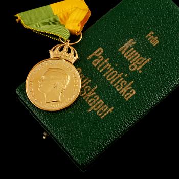 MEDALJ, 18 K guld, Carl XVI Gustaf, Kungl Patriotiska Sällskapet, 1989. Vikt ca 18 g.