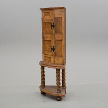 HÖRNSKÅP, sent 1700-tal.