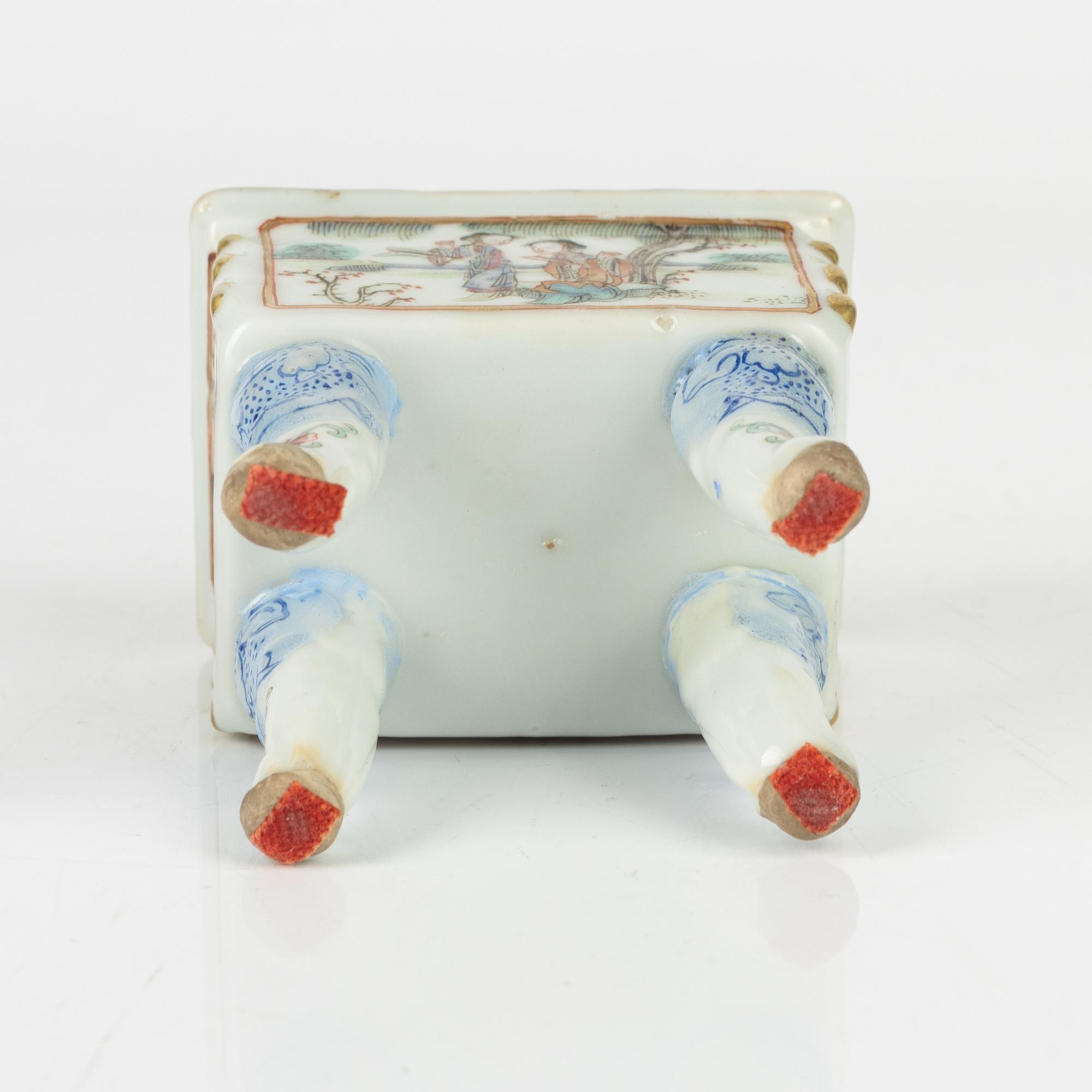 A small porcelain censer with cover, Qing dynasty, 19th Century.