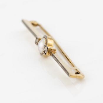 Brooch, brooch pin, gold with pearl and old-cut diamonds.